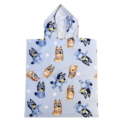 Poncho de banho infantil azul com desenhos de cães coloridos e capuz branco