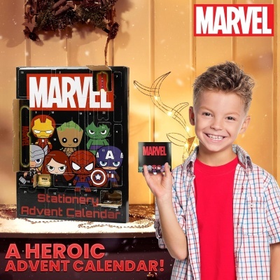 Calendário do advento de papelaria Marvel com personagens em estilo cartoon e menino sorridente segurando uma caixa pequena.