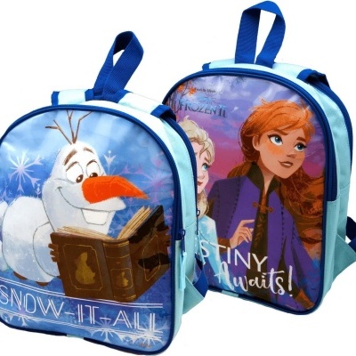 Duas mochilas azuis com personagens do filme Frozen II e texto decorativo