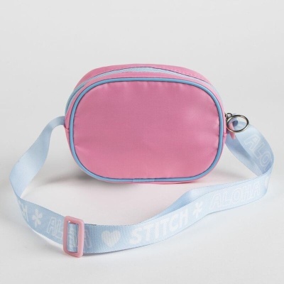 Mala pequena rosa com correia azul claro e texto branco