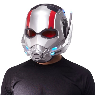Capacete Ant-Man com luzes LED, vermelho e prateado, usado por pessoa com camisola preta