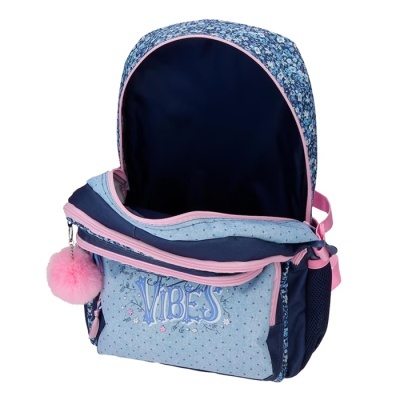 Mochila azul clara com padrão floral e bolso com texto VIBES
