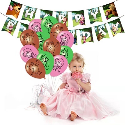 Conjunto de festa com balões coloridos e faixa 'HAPPY BIRTHDAY' com criança em vestido rosa.