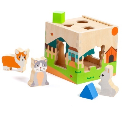 Brinquedo de encaixe em madeira com forma de casa e peças de animais e formas geométricas
