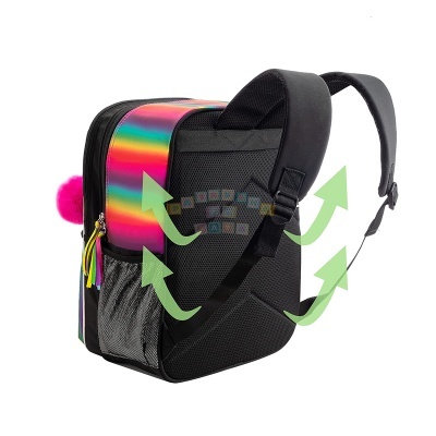 Mochila pequena preta com detalhe colorido arco-íris e pompom rosa