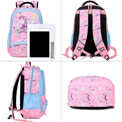 Mochila rosa com padrão de unicórnios e estrelas vista de vários ângulos