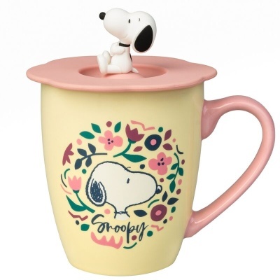 Caneca amarela e rosa com desenho de Snoopy e tampa com boneco Snoopy 3D