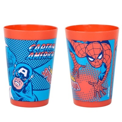 Dois copos de plástico laranja com personagens Captain America e Spider-Man em fundo azul