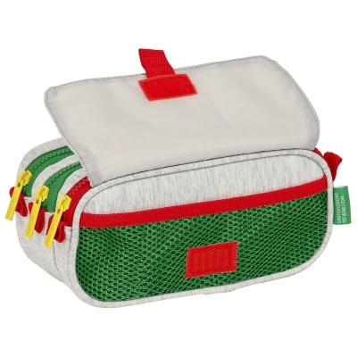 Estojo escolar cinza com compartimentos verde e vermelho e fechos amarelos