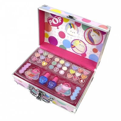 Estojo de maquilhagem infantil colorido com desenhos de unicórnio e corações.