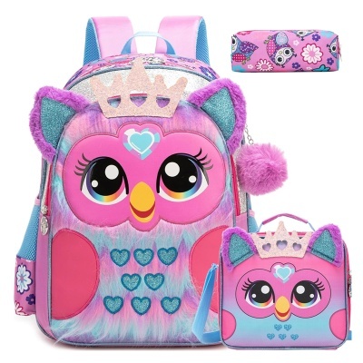 Conjunto mochila, lancheira e estojo de coruja rosa e lilás com detalhes brilhantes e peludos