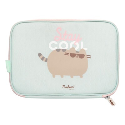 Estojo verde-água com imagem do gato Pusheen e texto Stay COOL