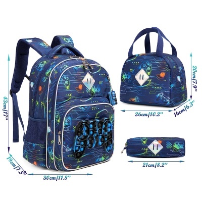 Conjunto mochila, saco térmico e estojo azul escuro com padrão espacial e máscara azul