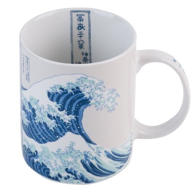 Caneca de cerâmica branca com padrão azul de ondas em estilo japonês