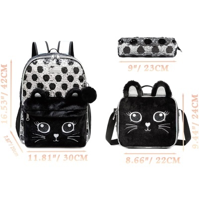 Mochila prateada com bolinhas pretas, estojo prateado com bolinhas e mala preta com rosto de gato para crianças