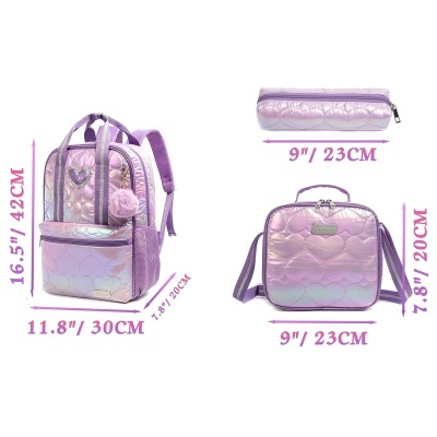 Conjunto lilás de mochila, saco de almoço e estojo com padrão de corações e efeito iridescente.