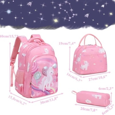 Conjunto rosa de mochila, saco e estojo com unicórnios brancos e detalhes brilhantes.