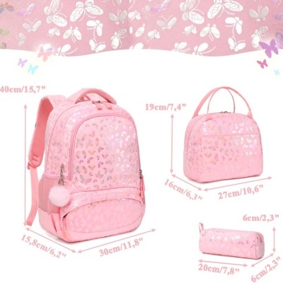 Conjunto de mochila, bolsa e estojo rosa com padrão de borboletas douradas.
