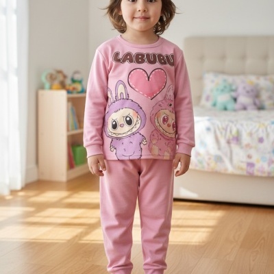 Pijama rosa infantil com estampado de coelhinhos e texto LABUBU