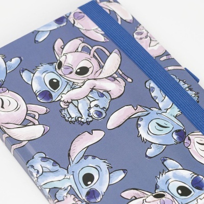 Caderno azul com estampado de personagens Stitch da Disney e elástico azul