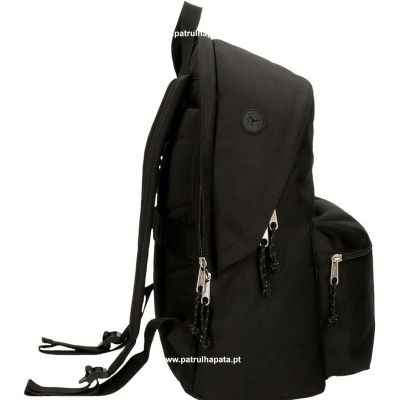 Mochila preta com bolso frontal e fechos metálicos