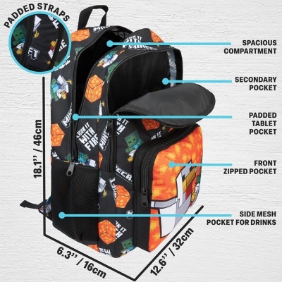 Mochila preta com padrão pixelizado e bolsos multidivisões