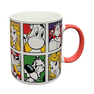 Caneca cerâmica branca com personagens banda desenhada colorida e asa vermelha.