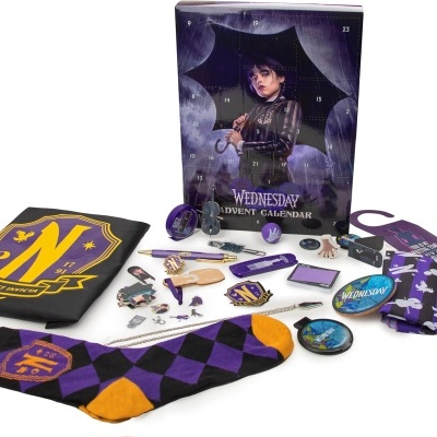 Calendário do advento Wednesday com vários acessórios temáticos à frente.