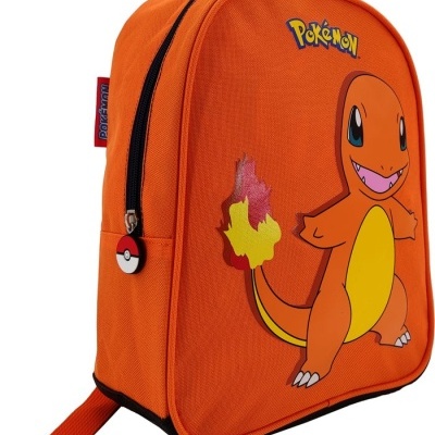 Mochila laranja com imagem do Pokémon Charmander e logo Pokémon