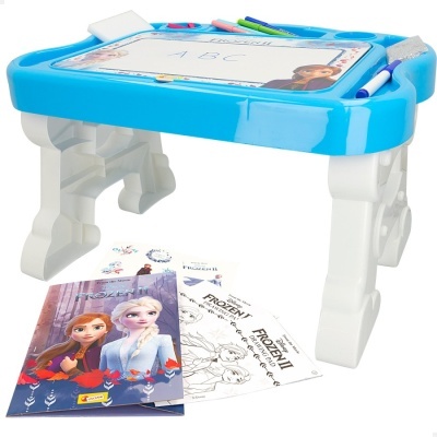 Mesa infantil azul e branca com material de desenho e cadernos Frozen II