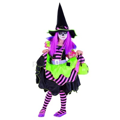Fantasia de bruxa infantil com vestido listrado rosa e preto, avental verde, e chapéu pontudo preto