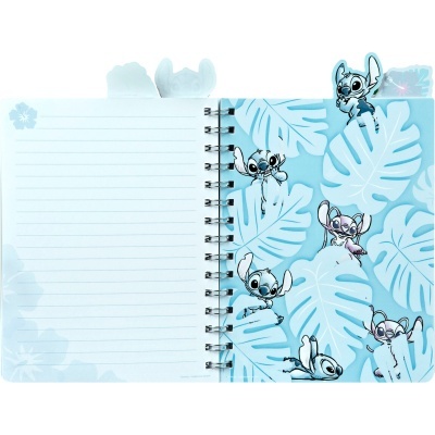 Caderno espiral azul claro com desenhos do Stitch e folhas tropicais