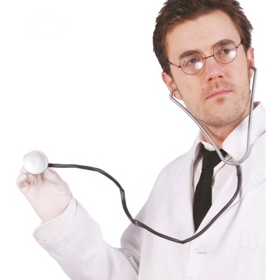 Homem com bata médica segurando estetoscópio