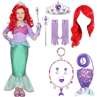 Conjunto de fantasia de sereia infantil com vestido verde, luvas lilás, diadema, cetro, peruca vermelha, acessórios coloridos e bolsa cauda de sereia.