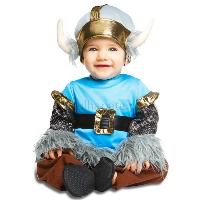 Bebé com fato de guerreiro viking azul e dourado com chifres brancos no chapéu