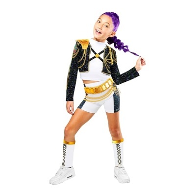 Menina de fato de dança branco e preto com detalhes dourados e cabelo púrpura