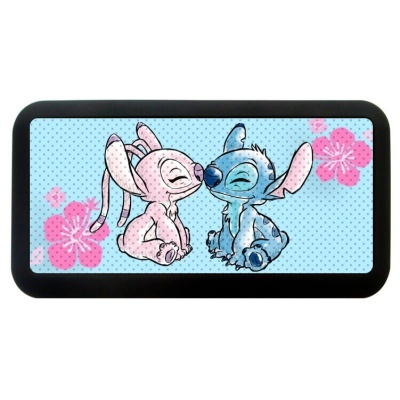 Tapete retangular com personagens Stitch e Angel sobre fundo azul com flores cor de rosa