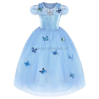 Vestido azul de princesa com borboletas azuis