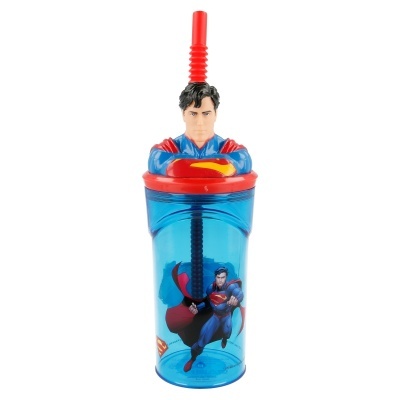 Copo azul com tampa vermelha, figura de Superman e canudo vermelho