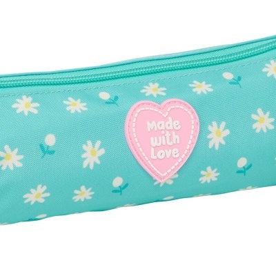 Estojo azul-turquesa com flores brancas, etiqueta coração rosa e pendente personagem cartoon