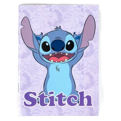 Toalha de banho com estampa do personagem Stitch em fundo lilás com folhas e texto 'Stitch'