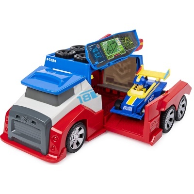 Carrinha de brinquedo vermelha, branca e azul com carro de corrida azul e amarelo