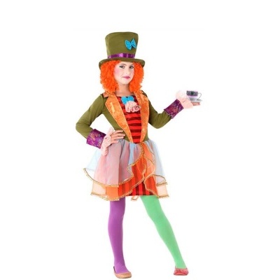 Criança vestida com fantasia colorida de Maluco com chapéu, peruca laranja e vestido com casaco verde