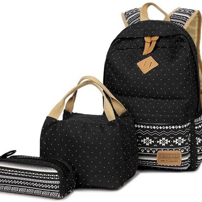 Conjunto preto de mochila, bolsa e estojo com padrões brancos e pretos
