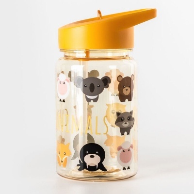 Garrafa de plástico transparente com tampa amarela e desenhos de animais.