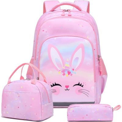 Conjunto escolar rosa com mochila, bolsa térmica e estojo com padrão de estrelas e desenho de coelho