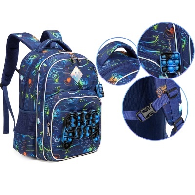Mochila azul escura com padrão de circuitos eletrónicos e desenhos coloridos, alças ajustáveis e bolso frontal