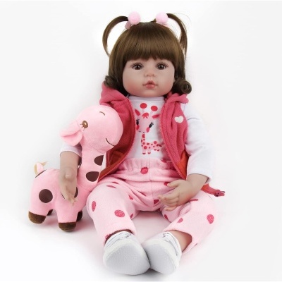 Boneca realista com roupa rosa e girafa de peluche rosa