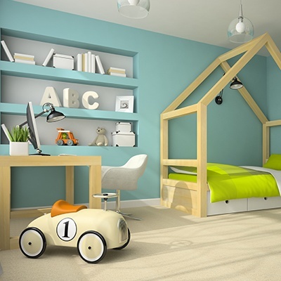 Quarto infantil com cama em forma de casa, secretária, cadeira e brinquedo de carro creme com número 1