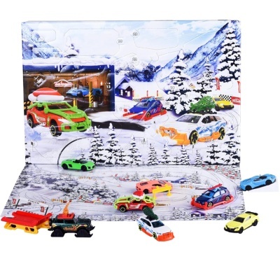 Calendário de advento com carros de brinquedo num cenário de inverno nevado